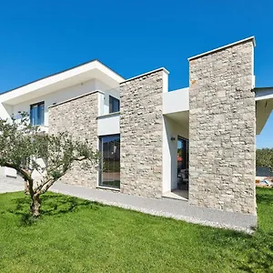 Vila Dolcea, Kastel